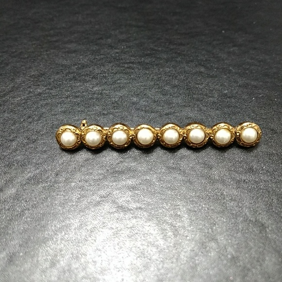 Jewelry - ** Vintage gold tone pin with faux pearls.